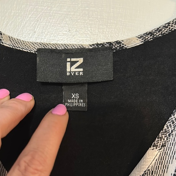 Black and Gray Patterned Women's Top - Picture 2 of 6